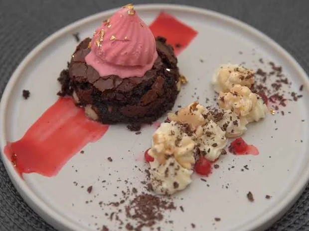 Rezept: Cassiseis, Salted-Caramel-Popcorn und Ganache aus weißer Schokolade Bild Nr. 2 Cassiseis, Salted-Caramel-Popcorn und Ganache aus weißer Schokolade - Rezept - Bild Nr. 2