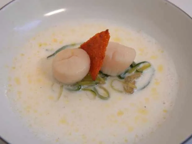 Jakobsmuscheln mit Trüffelschaum und Polentachips - Rezept - Bild Nr. 2