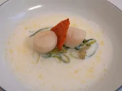 Jakobsmuscheln mit Trüffelschaum und Polentachips - Rezept - Bild Nr. 2