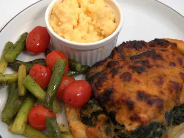 Rezept: Lachs und Spinat auf Blätterteig mit Kartoffelpüree und Spargel Bild Nr. 2 Lachs und Spinat auf Blätterteig mit Kartoffelpüree und Spargel - Rezept - Bild Nr. 2