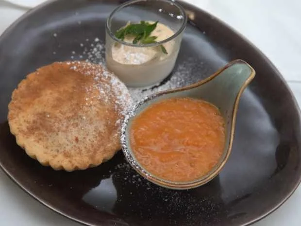 Melktart mit Aprikosenspiegel und betrunkene Frucht - Rezept - Bild Nr. 2