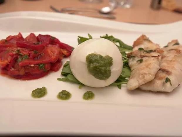 Dorade im Kräuter-Lardo-Mantel, lauwarmes Paprika-Gemüse und Burrata - Rezept - Bild Nr. 16731