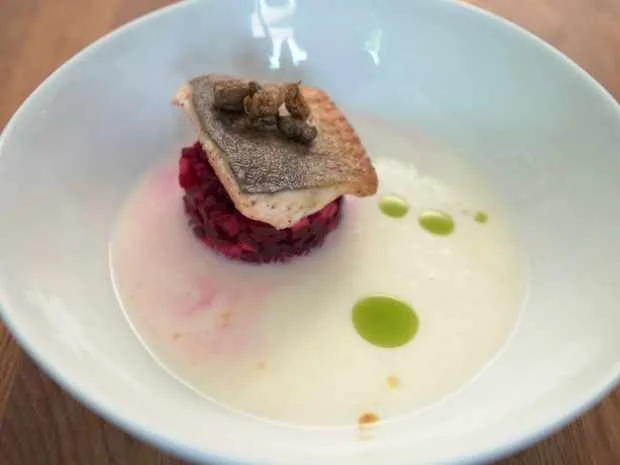 Rezept: Rote-Bete-Apfel-Tatar mit Saibling und Buttermilch-Petersiliensud Bild Nr. 2 Rote-Bete-Apfel-Tatar mit Saibling und Buttermilch-Petersiliensud - Rezept - Bild Nr. 2