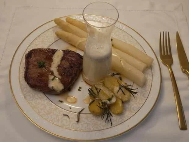Rezept: Rinderfilet mit weißem Spargel, Rosmarinkartoffeln und Sauce Bernaise Bild Nr. 16731 Rinderfilet mit weißem Spargel, Rosmarinkartoffeln und Sauce Bernaise - Rezept - Bild Nr. 16731