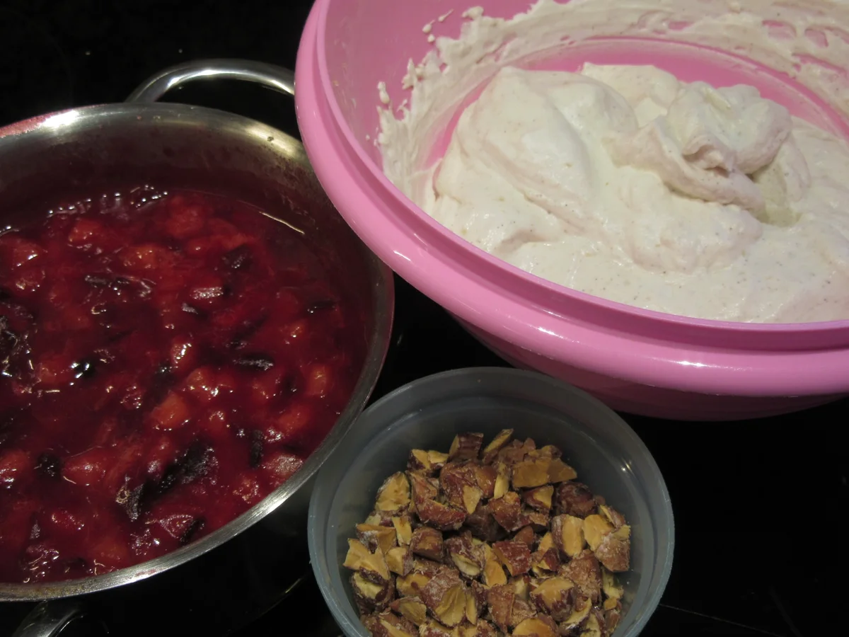 Rezept: Dessert: Zwetschgen-Schichtspeise Bild Nr. 16732 Dessert: Zwetschgen-Schichtspeise - Rezept - Bild Nr. 16732