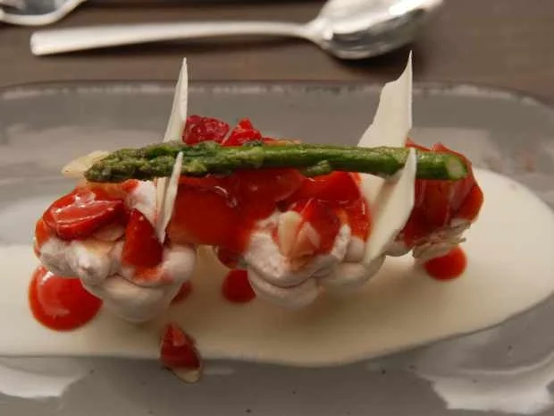 Baiser mit Erdbeermandelsalat und grüner Spargelspitze - Rezept - Bild Nr. 2