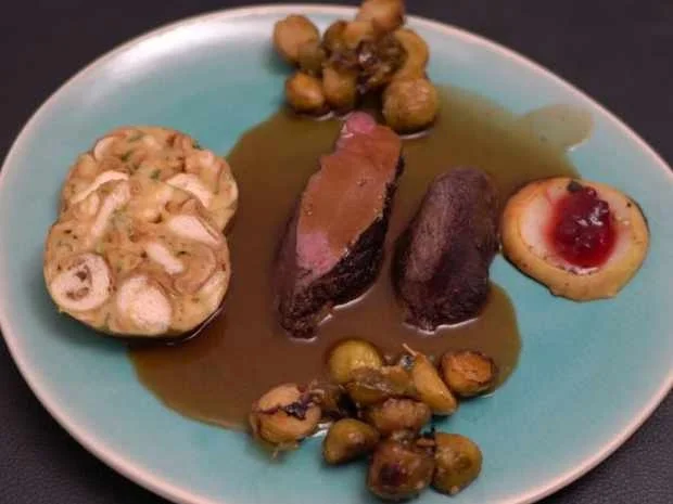 Rehrücken mit Brezenknödeln und karamellisiertem Rosenkohl - Rezept - Bild Nr. 2