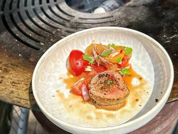 Rezept: Gefülltes Kalbsfilet mit Tomaten-Wassermelonen-Salat (Ilka Bessin) Bild Nr. 16735 Gefülltes Kalbsfilet mit Tomaten-Wassermelonen-Salat (Ilka Bessin) - Rezept - Bild Nr. 16735