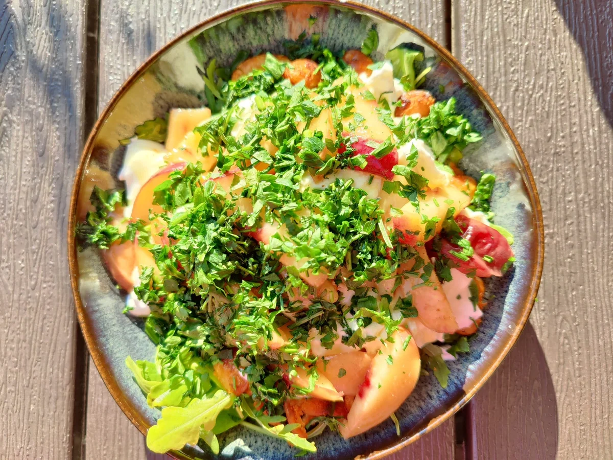 Pfirsich-Burrata-Salat mit weißen Bohnen - Rezept - Bild Nr. 16735