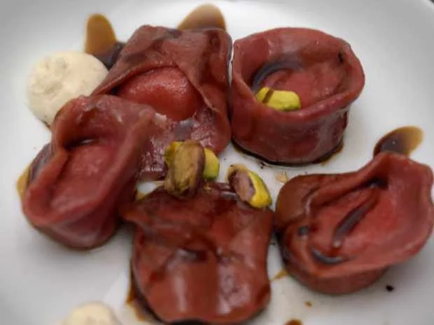 Pinke Tortellini mit Ziegenkäsefüllung, dazu Pistaziendressing - Rezept - Bild Nr. 16735