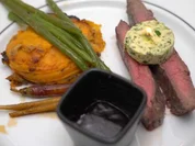 Flanksteak mit Süßkartoffelgratin und karamellisierten Karotten - Rezept - Bild Nr. 2