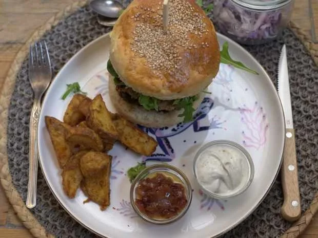 Rezept: Burger mit Zwiebel-Apfel-Chili-Chutney und Kaspressknödel Bild Nr. 16735 Burger mit Zwiebel-Apfel-Chili-Chutney und Kaspressknödel - Rezept - Bild Nr. 16735