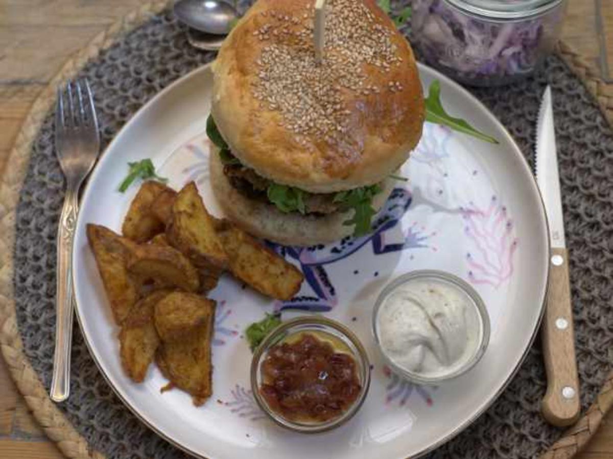 Burger mit Zwiebel-Apfel-Chili-Chutney und Kaspressknödel - Rezept ...