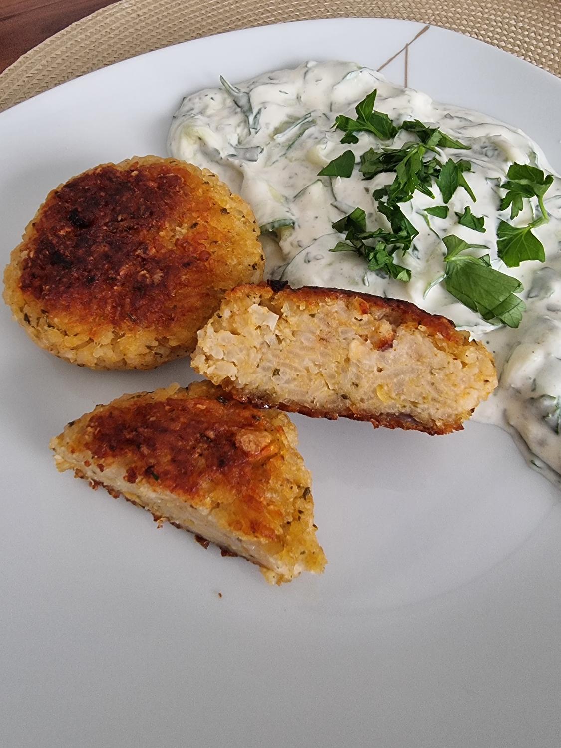 Linsen-Reis-Bratlinge mit Gurkensalat - Rezept - kochbar.de