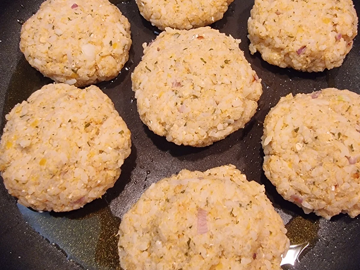 Linsen-Reis-Bratlinge mit Gurkensalat - Rezept - Bild Nr. 16747