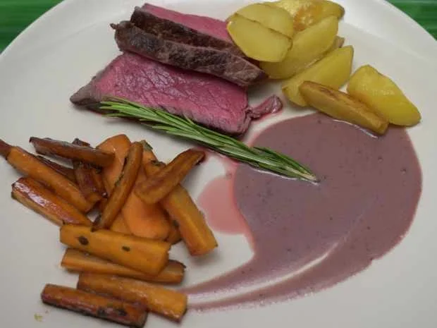 Rezept: Rind mit Ofenkartoffeln und gebratenen Karotten Bild Nr. 2 Rind mit Ofenkartoffeln und gebratenen Karotten - Rezept - Bild Nr. 2