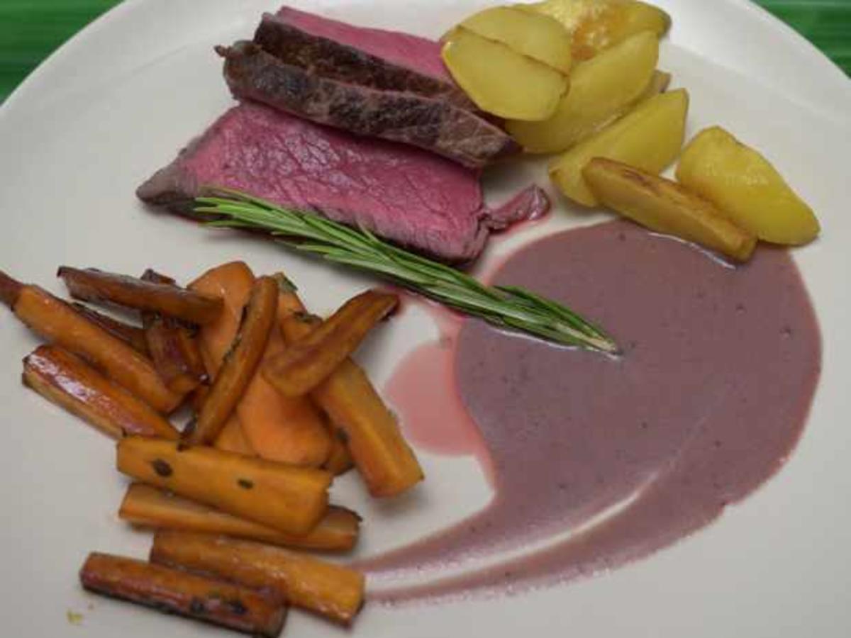Rind mit Ofenkartoffeln und gebratenen Karotten - Rezept - kochbar.de