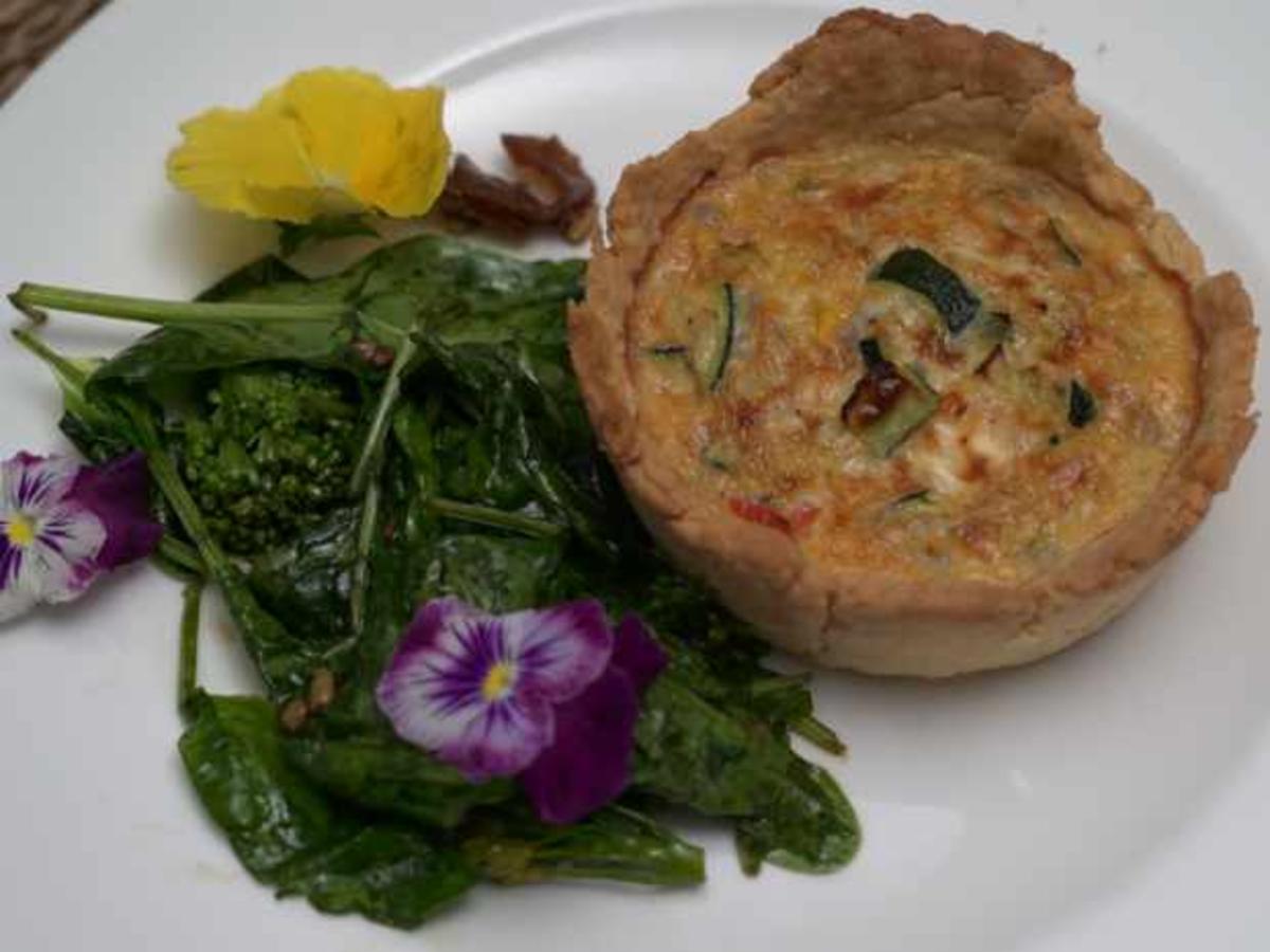 Quiche mit Gemüseensemble und Sesam-Soja-Dressing - Rezept - kochbar.de