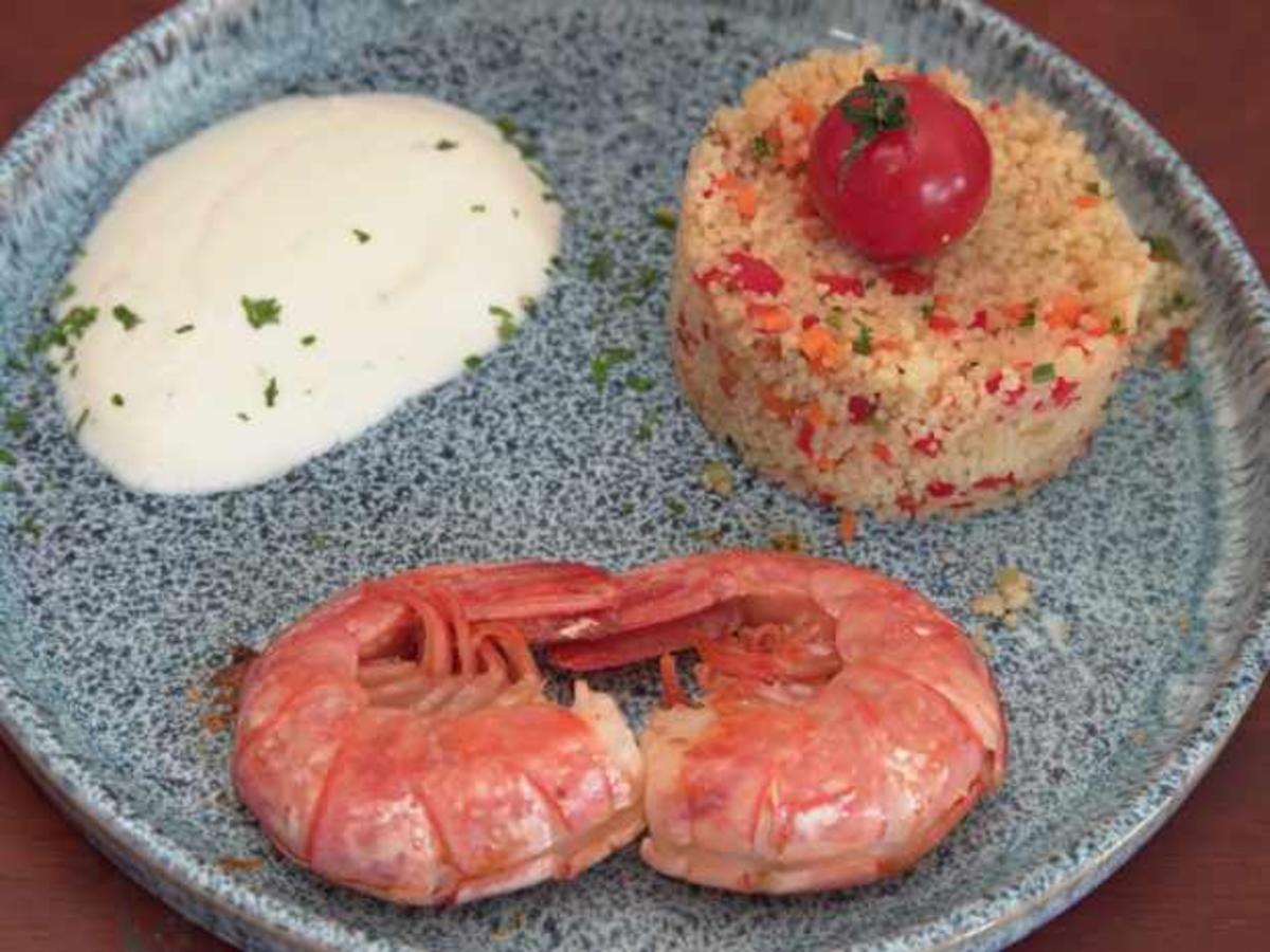 Couscous an weißer Tomatensoße, dazu Garnelen an Zitronengras - Rezept ...