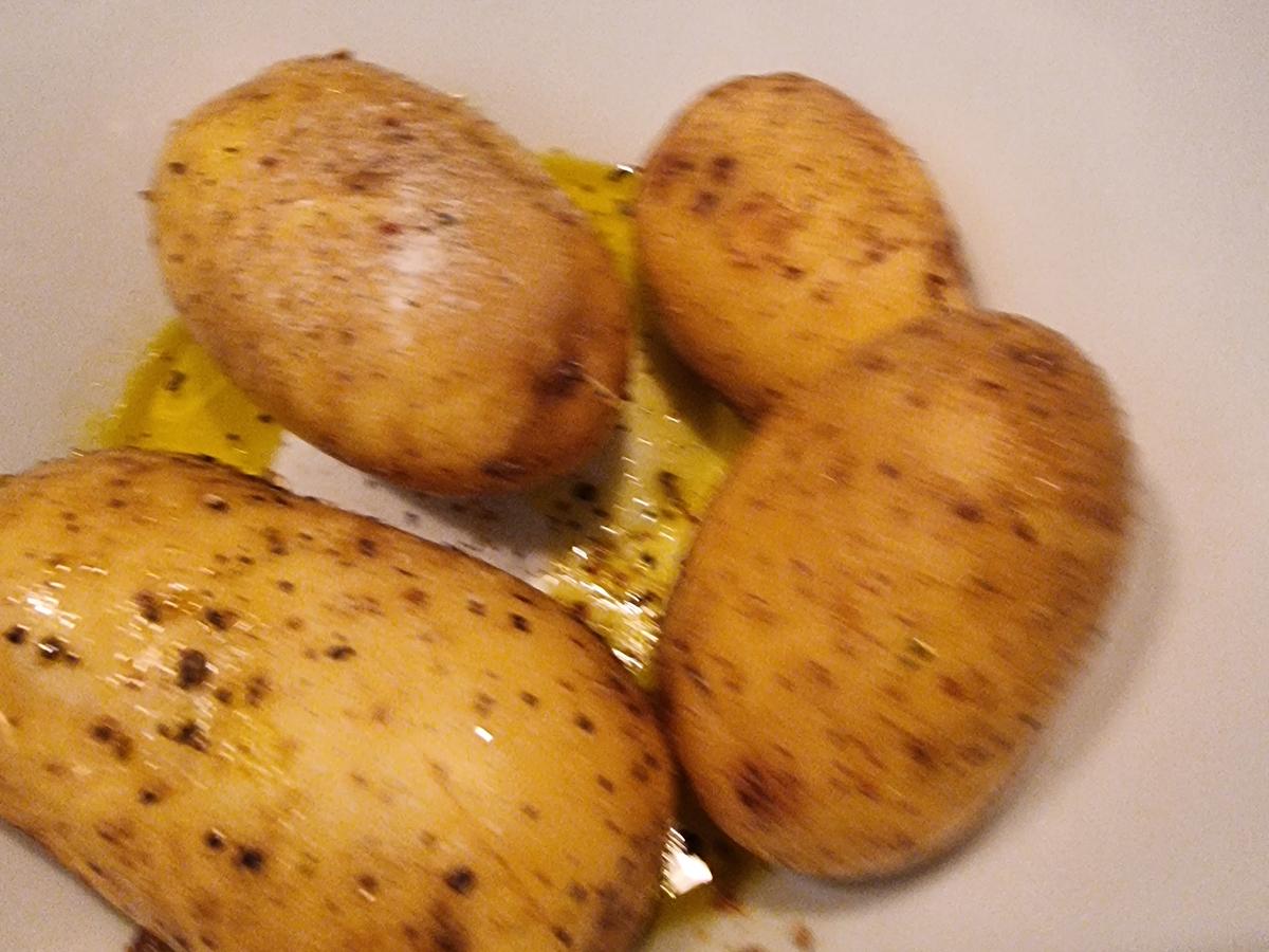 Ofenkartoffeln mit Lachs und Blattsalat-Mix - Rezept - kochbar.de Ofenkartoffeln mit Lachs und Blattsalat-Mix - Rezept - kochbar.de