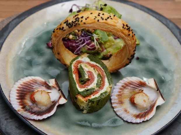 Lachs-Spinat Roulade im Blätterteig mit Kräuter-Balsamico-Salat - Rezept - Bild Nr. 2