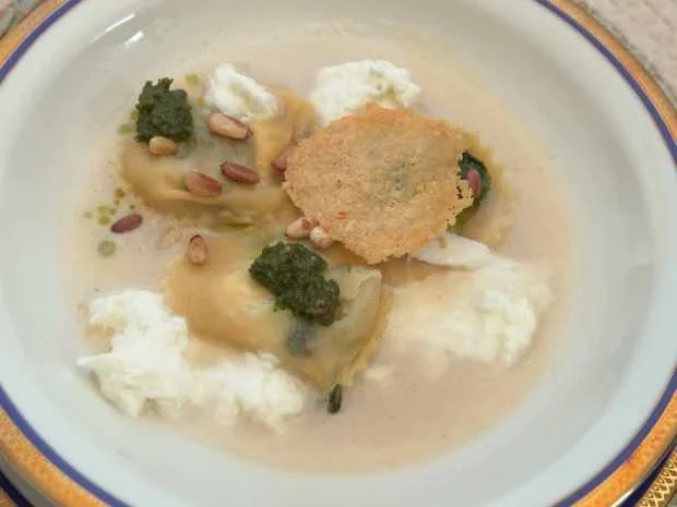 Parmesansüppchen mit Ravioli und Basilikum-Pesto - Rezept - Bild Nr. 16751