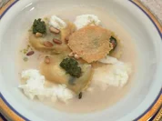 Parmesansüppchen mit Ravioli und Basilikum-Pesto - Rezept - Bild Nr. 16751