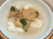 Parmesansüppchen mit Ravioli und Basilikum-Pesto - Rezept - Bild Nr. 16751