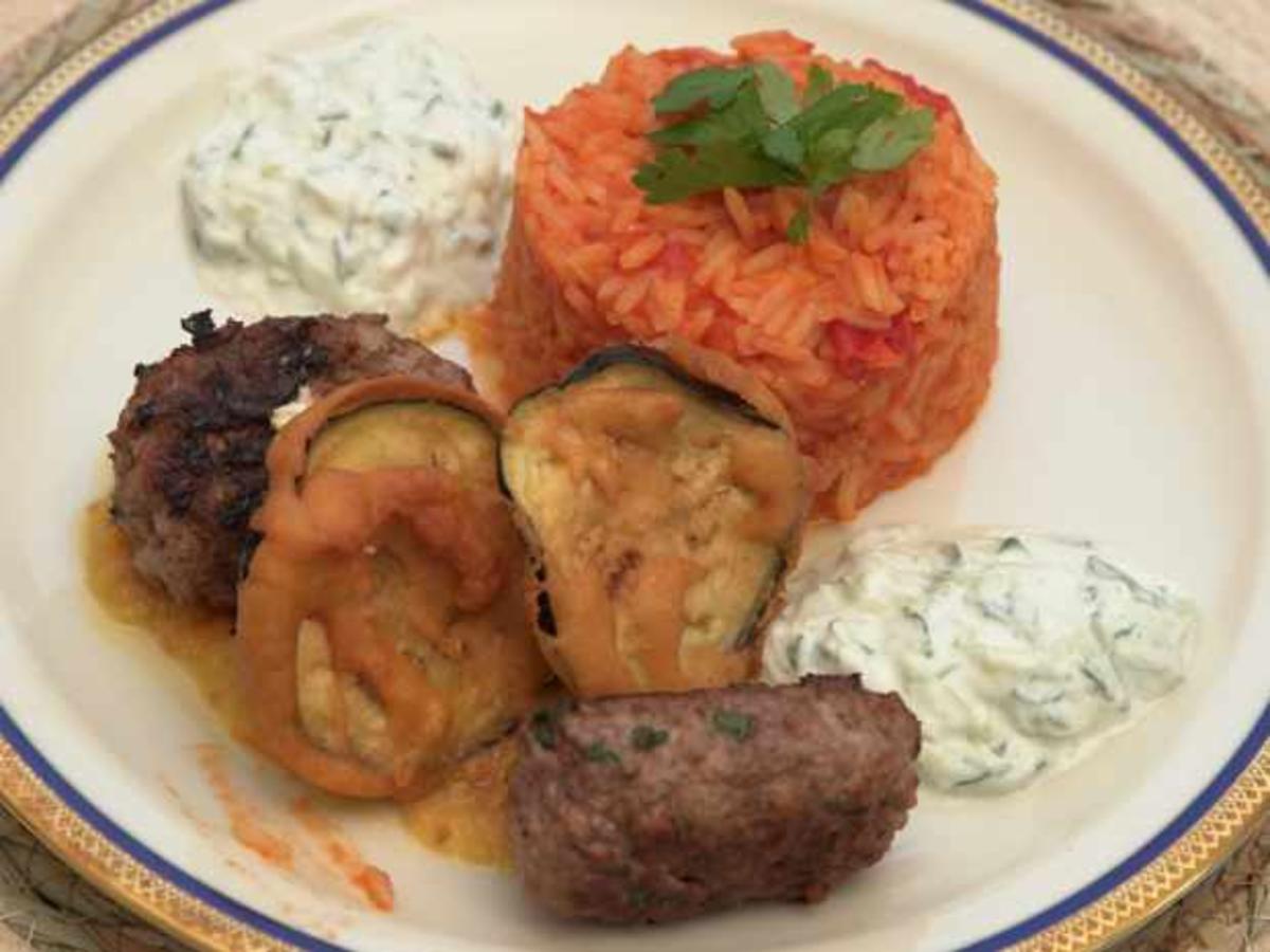 Hackbällchen mit Tomatenreis und gebackener Aubergine - Rezept - kochbar.de