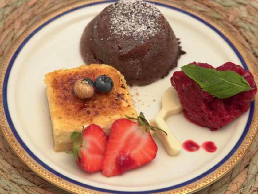 Crème brûlée-Schnitte mit Schokosouffle und Himbeersorbet - Rezept ... Crème brûlée-Schnitte mit Schokosouffle und Himbeersorbet - Rezept ...