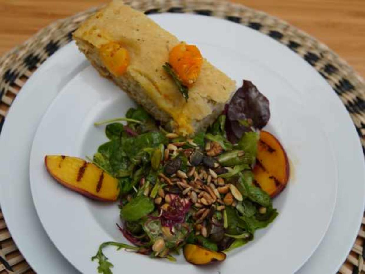 Sommersalat mit gegrilltem Pfirsich an Holundervinaigrette und Focaccia ...