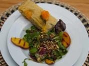 Sommersalat mit gegrilltem Pfirsich an Holundervinaigrette und Focaccia - Rezept - Bild Nr. 16751