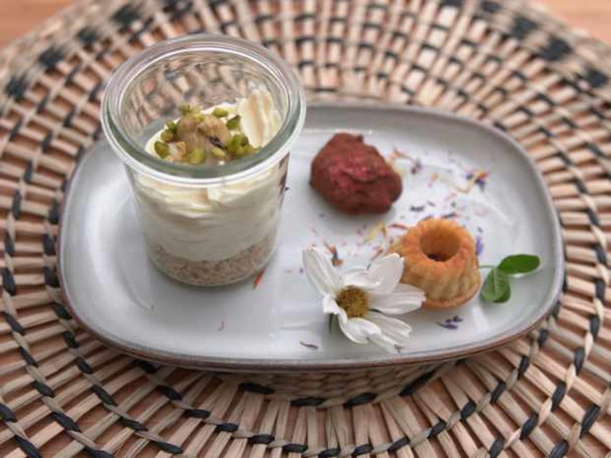 Pistazien Cheesecake im Glas, Mini Honig Pfirsich Gugelhupf, Rum ...