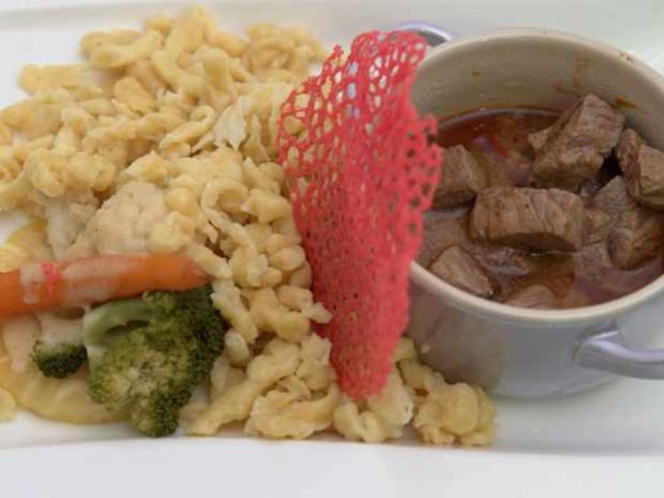 Rinderfiletwürfel mit Peperonistreifen, Spätzli und Korallen Hippen ...