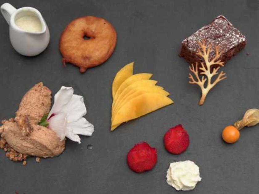 Apfelküechli mit Vanillesauce, Schoggitorf und Läckerli Mousse - von ...