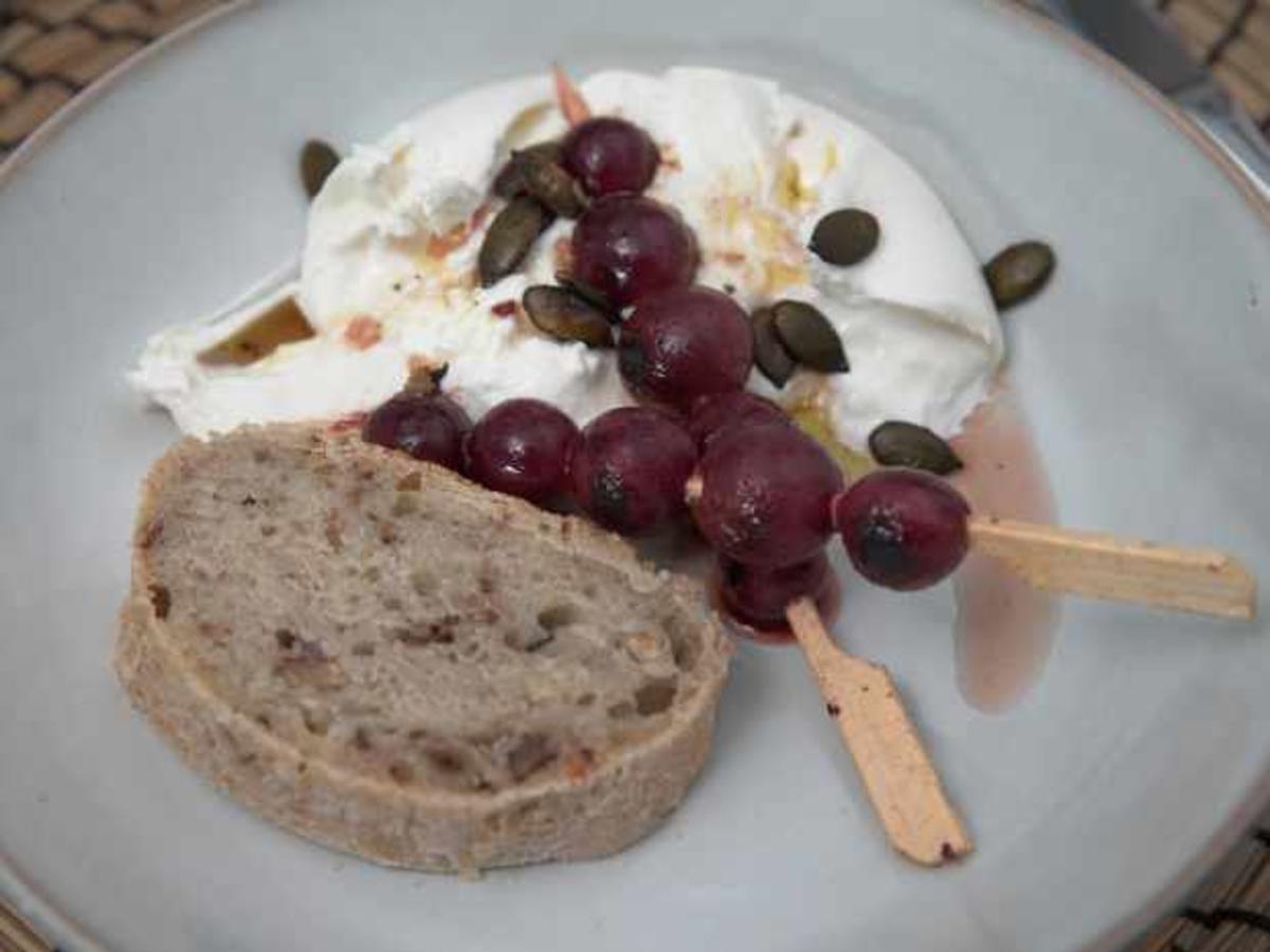 Marinierte, gegrillte Weintrauben mit Burrata - Rezept - kochbar.de