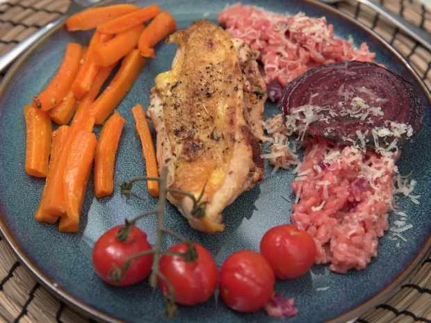 Rezept: Gefülltes Hähnchen mit Rote- Bete-Risotto und Ofengemüse Bild Nr. 16751 Gefülltes Hähnchen mit Rote- Bete-Risotto und Ofengemüse - Rezept - Bild Nr. 16751