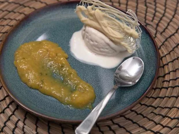 Rezept: Tonkabohneneis auf Mango-Minz-Spiegel Bild Nr. 2 Tonkabohneneis auf Mango-Minz-Spiegel - Rezept - Bild Nr. 2