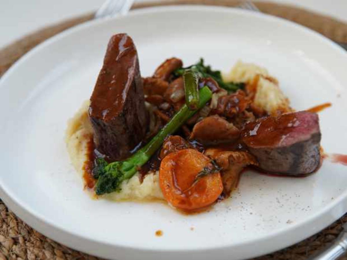 Reh mit Kartoffel-Sellerie Püree, Brokkoli und Pfifferlingen - Rezept ...
