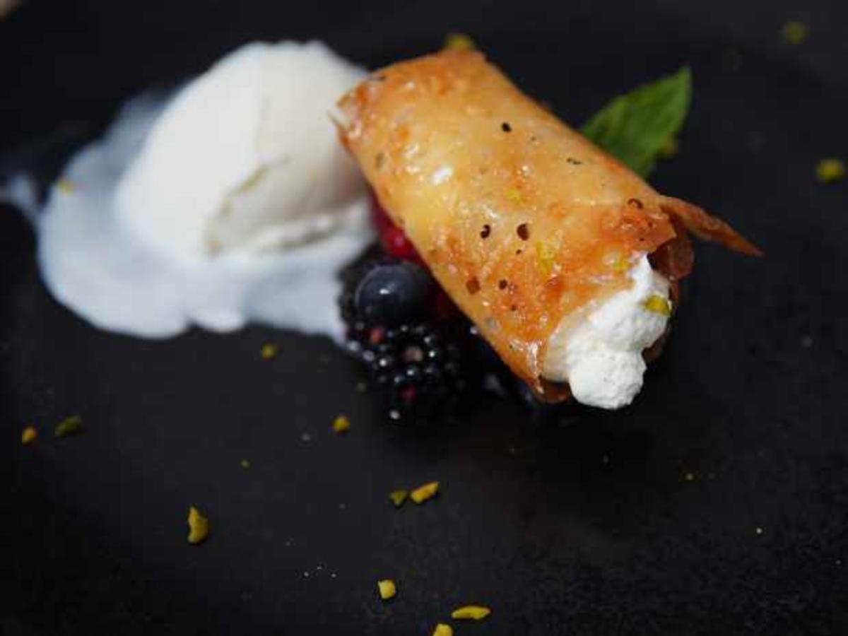 Mandel-Cannelloni mit Eis und Beeren - Rezept - kochbar.de