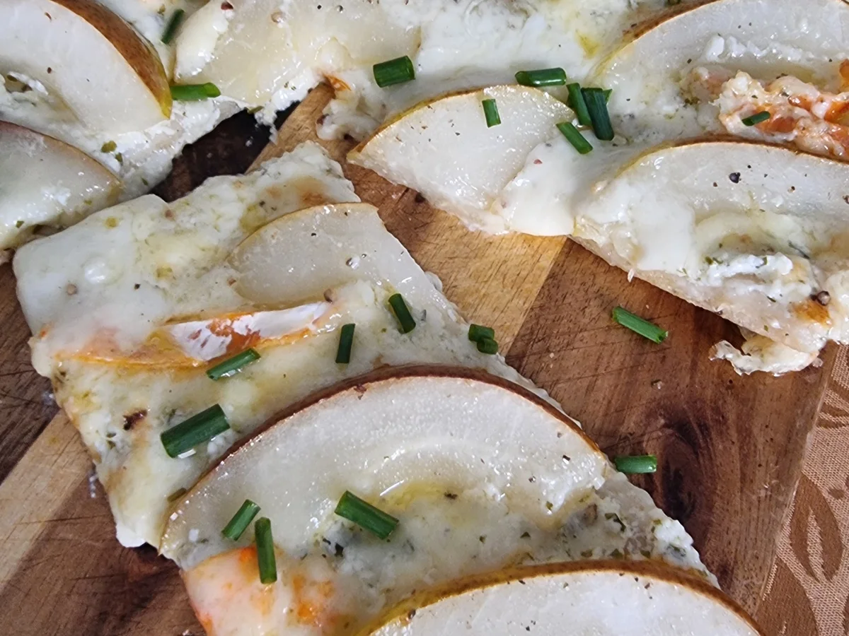 Rezept: Flammkuchen mit dreierlei Käse und Birne Bild Nr. 16751 Flammkuchen mit dreierlei Käse und Birne - Rezept - Bild Nr. 16751