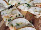 Flammkuchen mit dreierlei Käse und Birne - Rezept - Bild Nr. 16751
