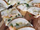 Flammkuchen mit dreierlei Käse und Birne - Rezept - Bild Nr. 16751