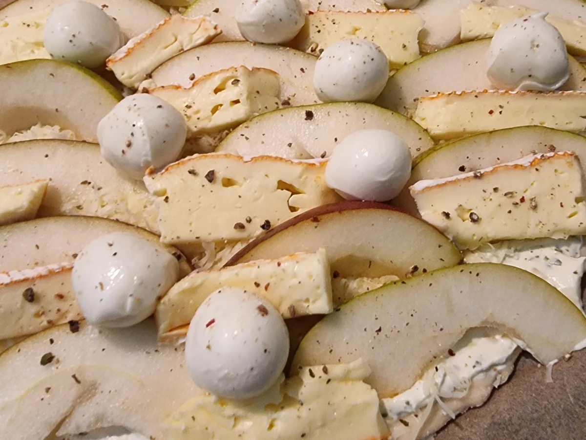 Rezept: Flammkuchen mit dreierlei Käse und Birne Bild Nr. 16762 Flammkuchen mit dreierlei Käse und Birne - Rezept - Bild Nr. 16762