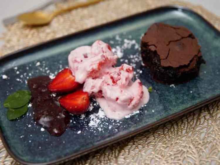 Brownie mit Erdbeer Joghurt Eis - einfach - von Das perfekte Dinner