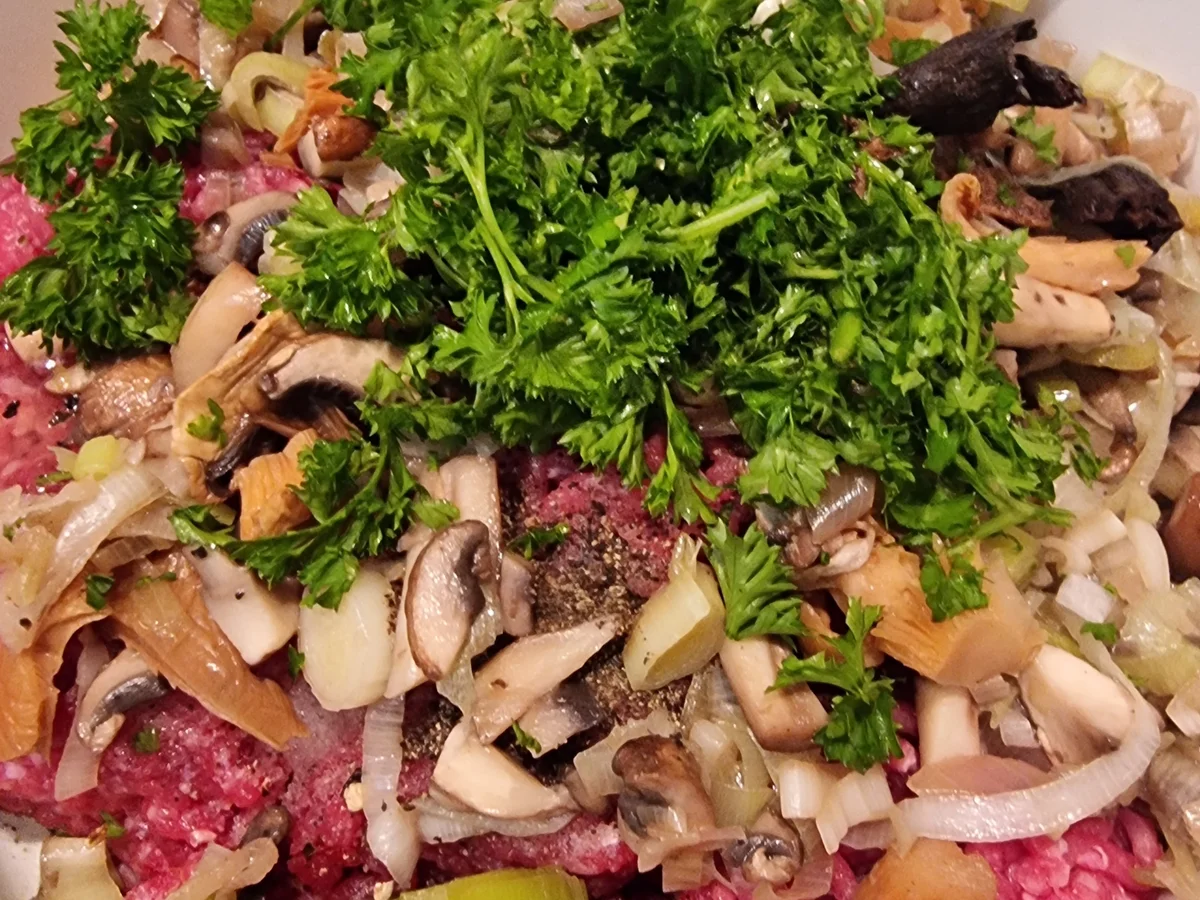 Herbstlicher Hackbraten unter der Blätterteighaube - Rezept - Bild Nr. 16760