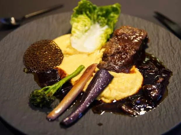 OX Rip flambé auf Maisspiegel, Portwein Schalotte an grün und lila - Rezept - Bild Nr. 2