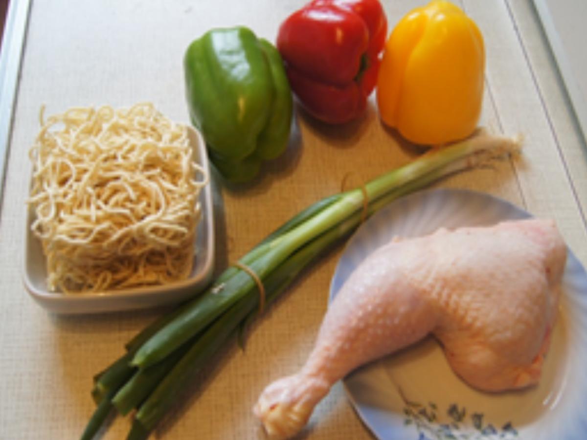 Chow Mein mit Paprikamix und Hähnchenfleisch - Rezept - kochbar.de