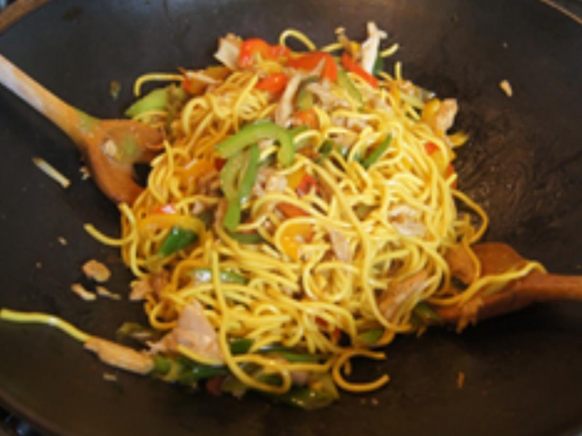 Chow Mein mit Paprikamix und Hähnchenfleisch - Rezept - Bild Nr. 16769