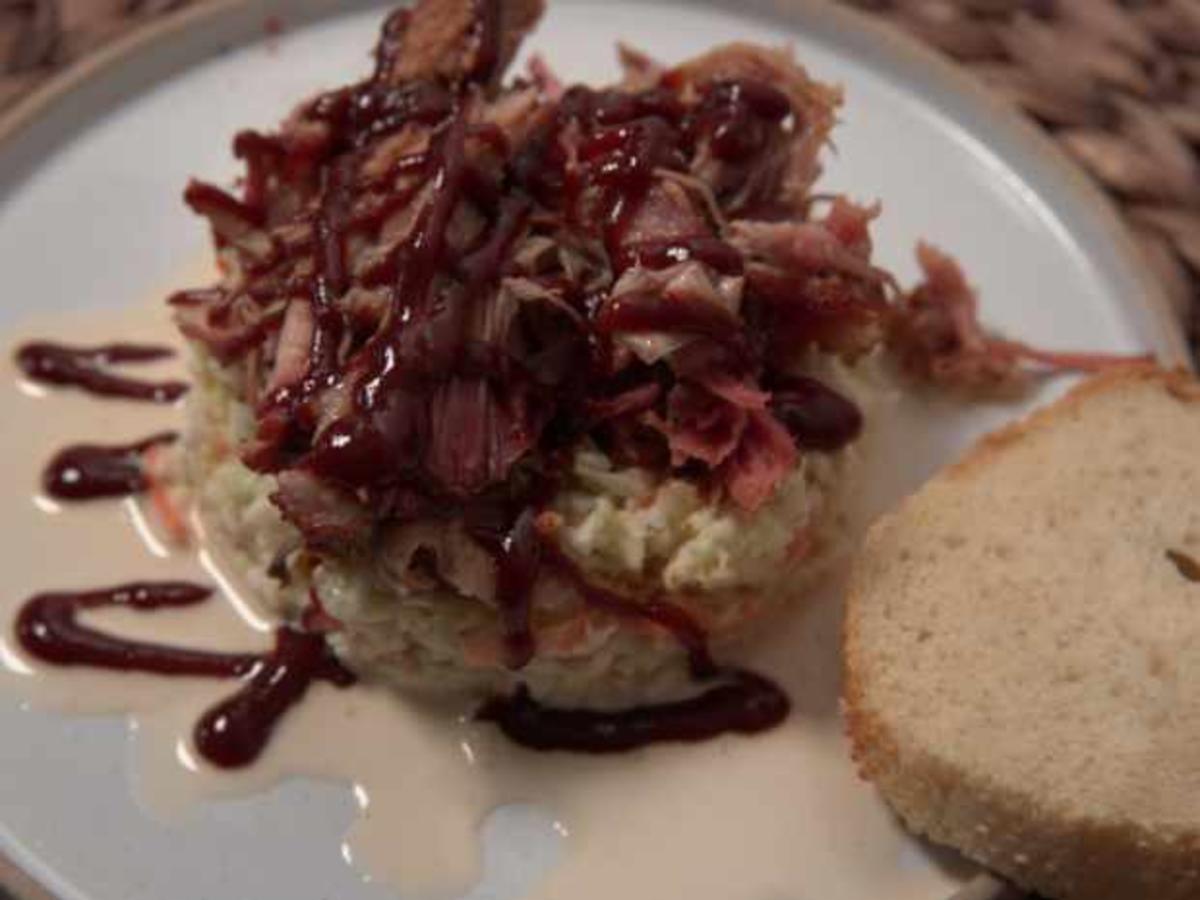 Pulled Pork auf Coleslaw mit Barbecuesauce - Rezept - kochbar.de